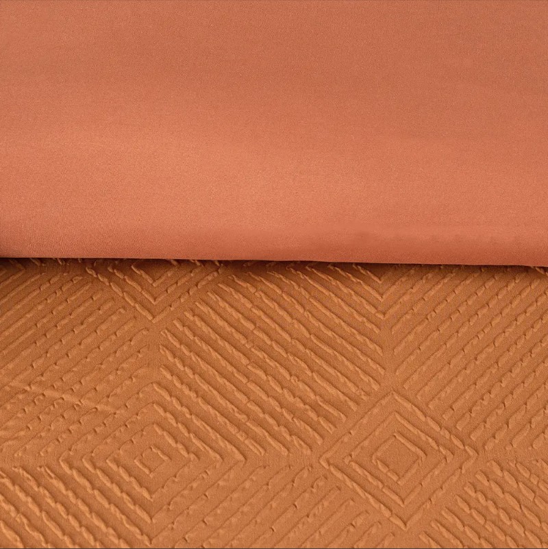 Quomodo torum caelatum geometrica complent cubiculi supellectile?